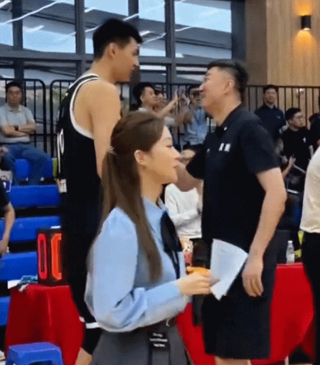 KAIYUN-徐昕和杜锋两人有说有笑,相谈甚欢!未来或许会重返广东队