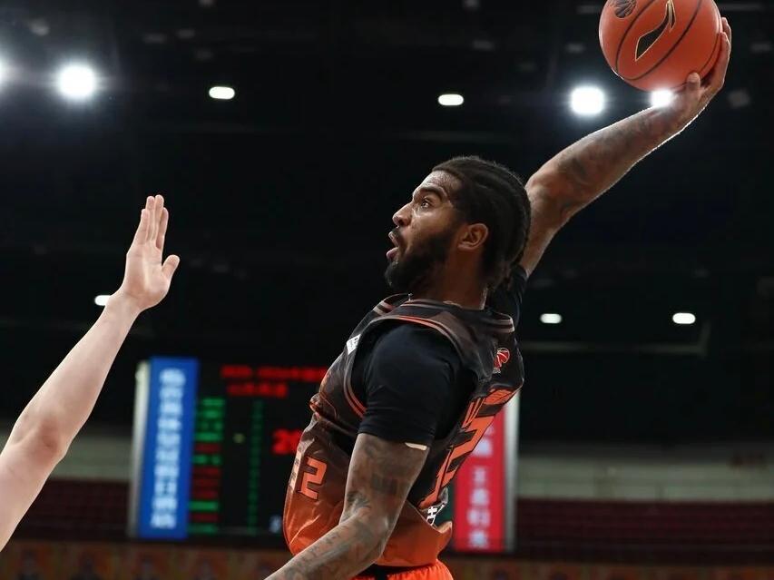 山东男篮客场挑战北京，内线外线均处劣势，猛踩油门才有希望爆冷