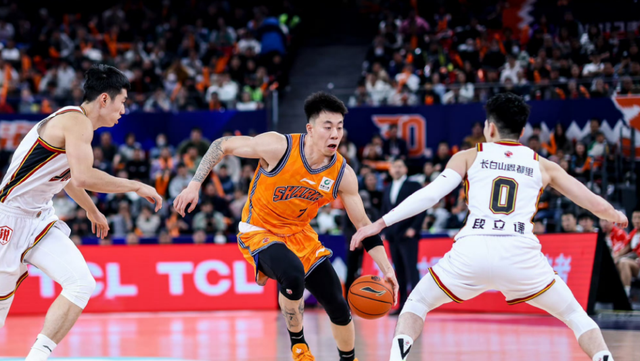 开云-上海男篮VS深圳!卢伟冲击10连胜,张镇麟对位贺希宁,央视直播