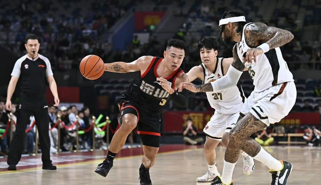 开云-上海男篮VS深圳!卢伟冲击10连胜,张镇麟对位贺希宁,央视直播