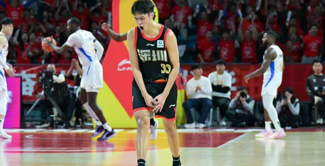 开云-上海男篮VS深圳!卢伟冲击10连胜,张镇麟对位贺希宁,央视直播