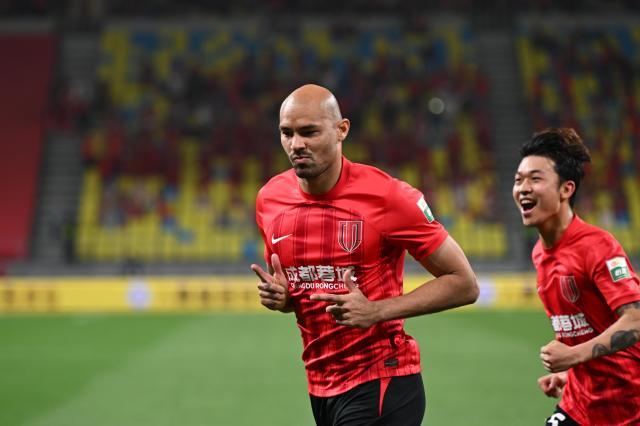 1713674938304054672.jpg 开云体育官网-费利佩戴帽蓉城5连胜 徐正源:这是相互信任的结果