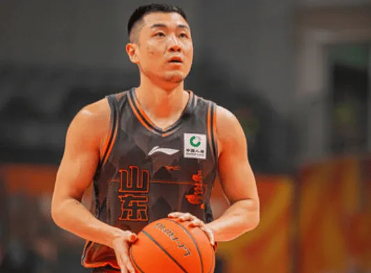 高诗岩全场投篮9中4、三分5中4得到15分4篮板3助攻3抢断