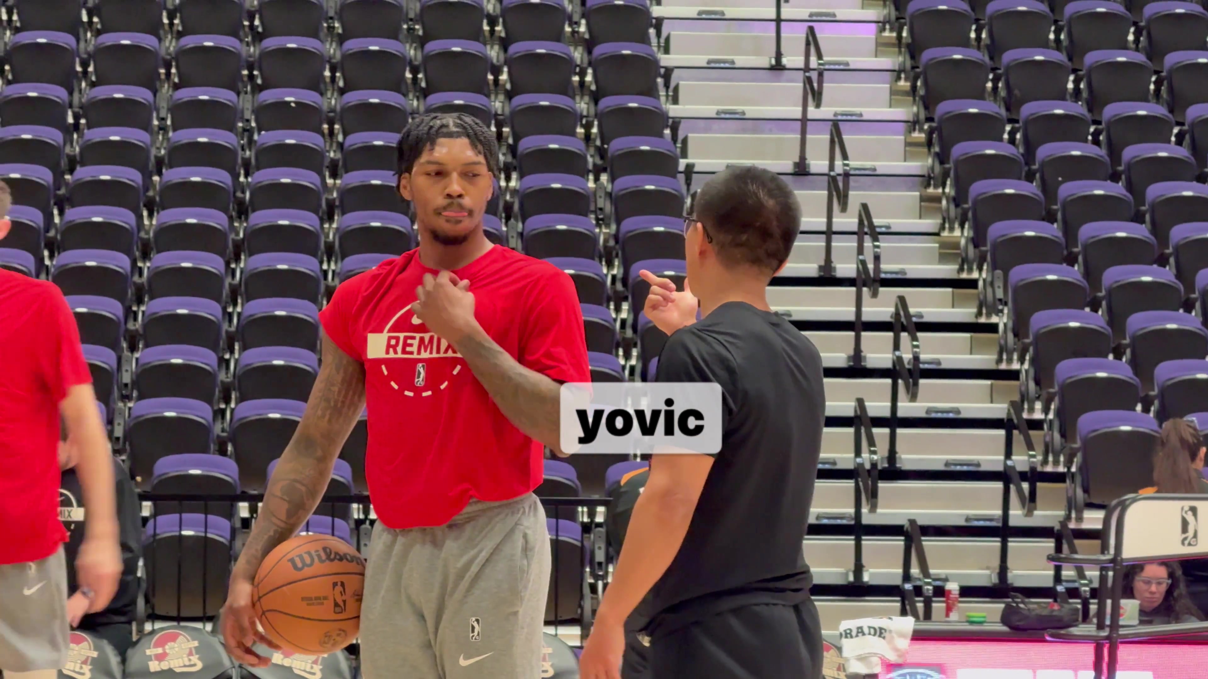 KAIYUN-杨瀚森休战我没闲着！翻译刘禹铖赛前指导乐福 后者频频点头