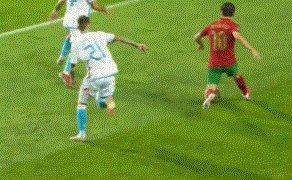 1634068147885004342.gif 【世预赛】C罗两点射+帽子戏法 B费传射 葡萄牙5比0