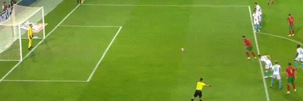 1634068116675057558.gif 【世预赛】C罗两点射+帽子戏法 B费传射 葡萄牙5比0