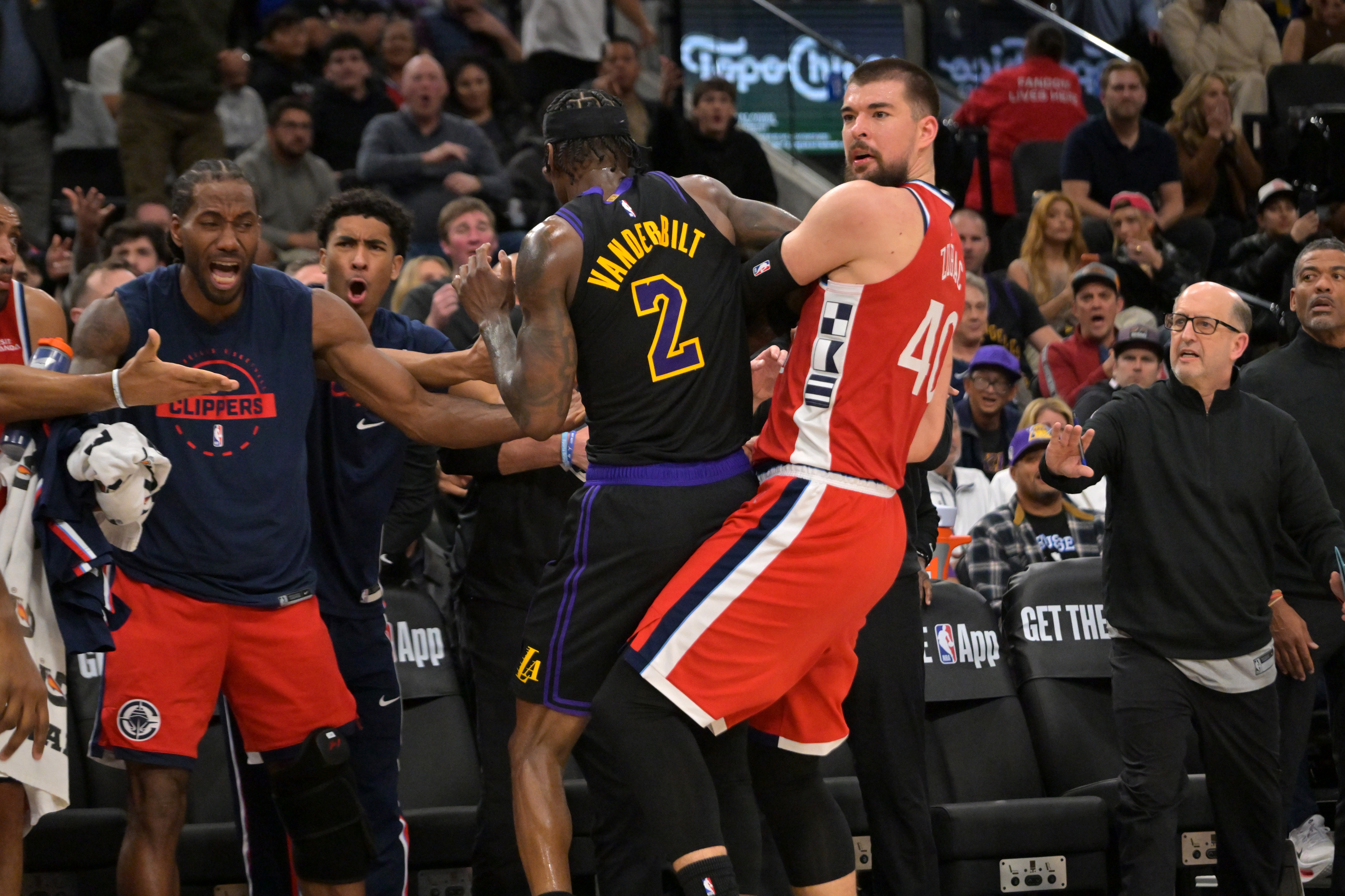 开云-机器人都急了！范德彪&amp;祖巴茨冲突时 情绪稳定的小卡难得面目狰狞