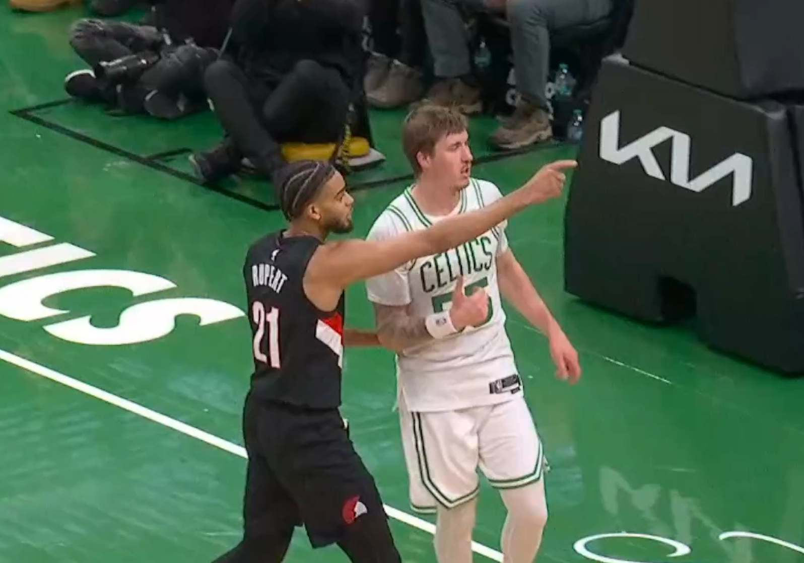 开云APP-凯尔特人掀翻开拓者!杨瀚森坐冷板凳:全明星新秀给吕佩尔递毛巾