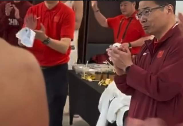 中国男篮更衣室曝光!逆转功臣透露内情,3人哭了,包括篮协主席