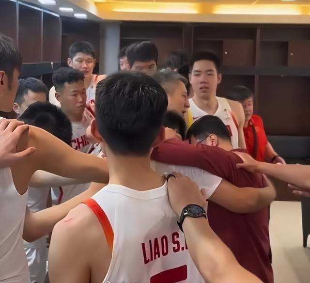 中国男篮更衣室曝光!逆转功臣透露内情,3人哭了,包括篮协主席