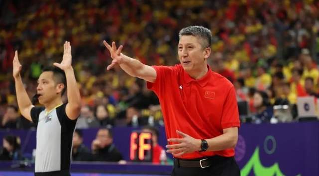 中国男篮更衣室曝光!逆转功臣透露内情,3人哭了,包括篮协主席