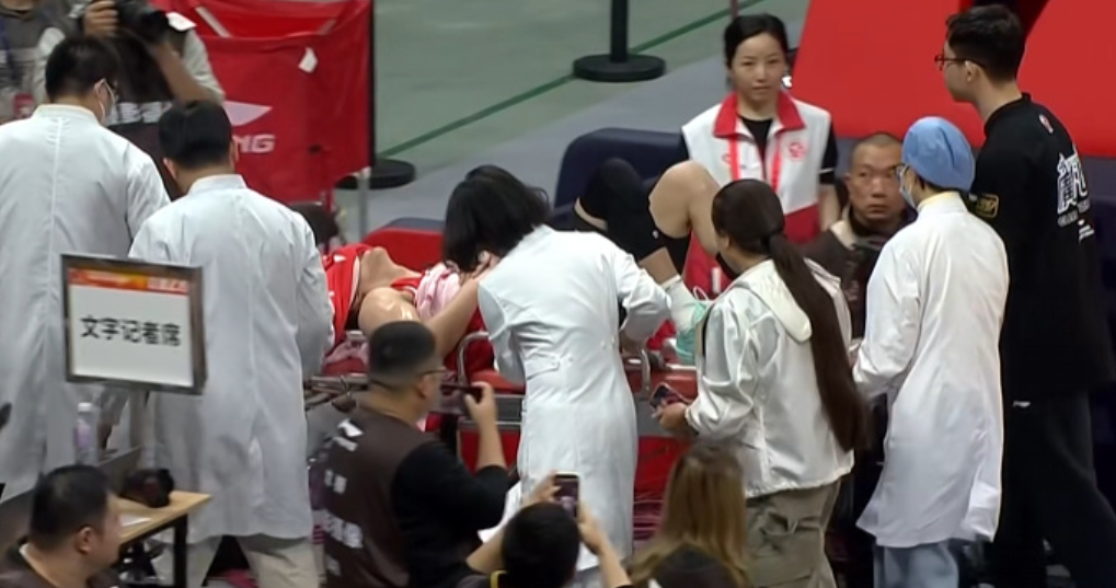 开云体育下载-噩梦！郭艾伦突破过程遭遇膝盖伤势，倒地不起，并被担架抬出！