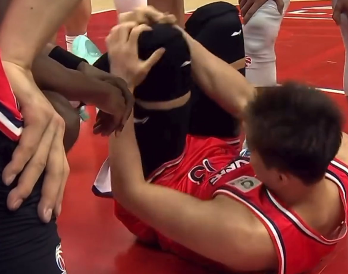 开云体育下载-噩梦！郭艾伦突破过程遭遇膝盖伤势，倒地不起，并被担架抬出！